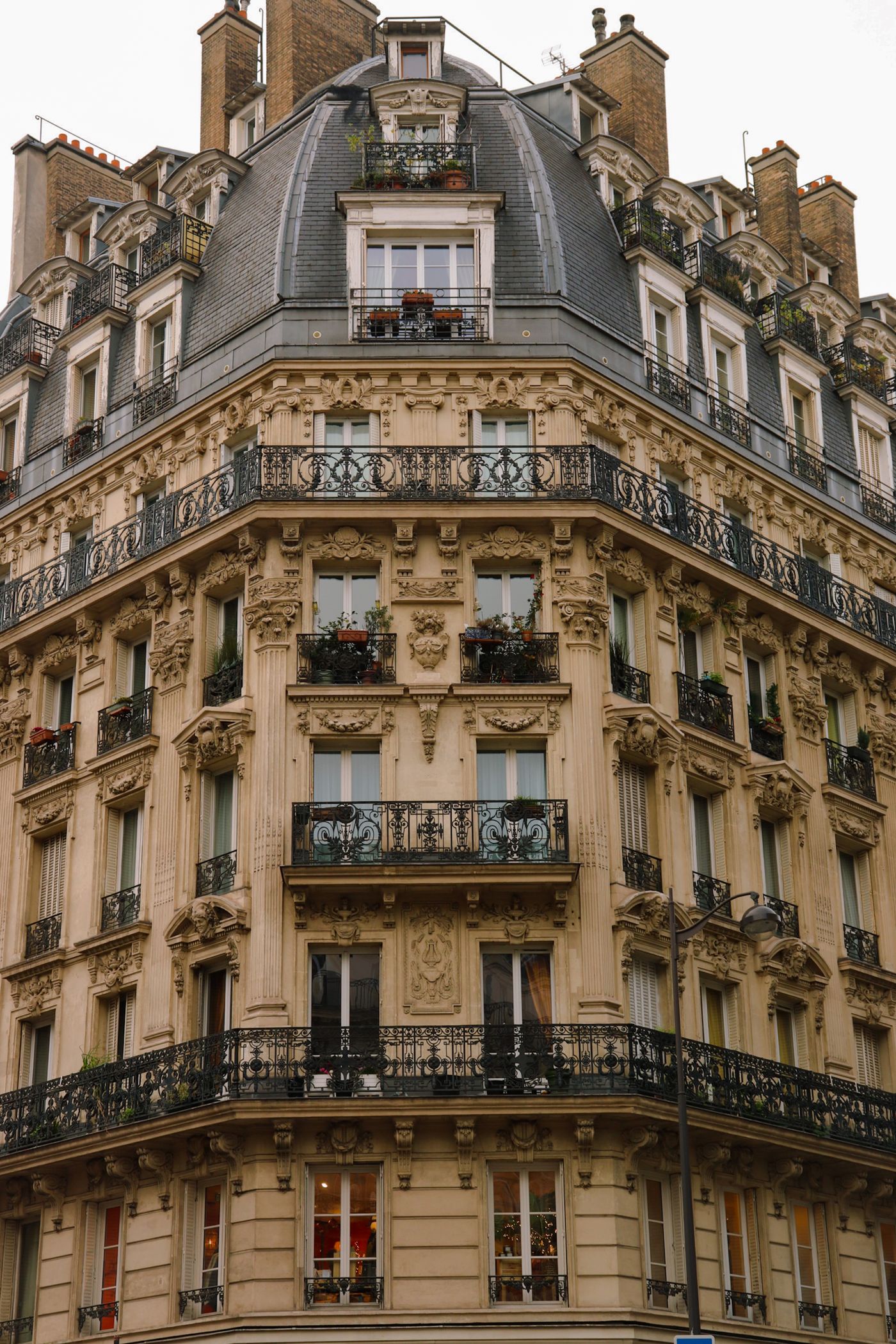 Façade haussmannienne à Paris, balcons filants et pierre de taille