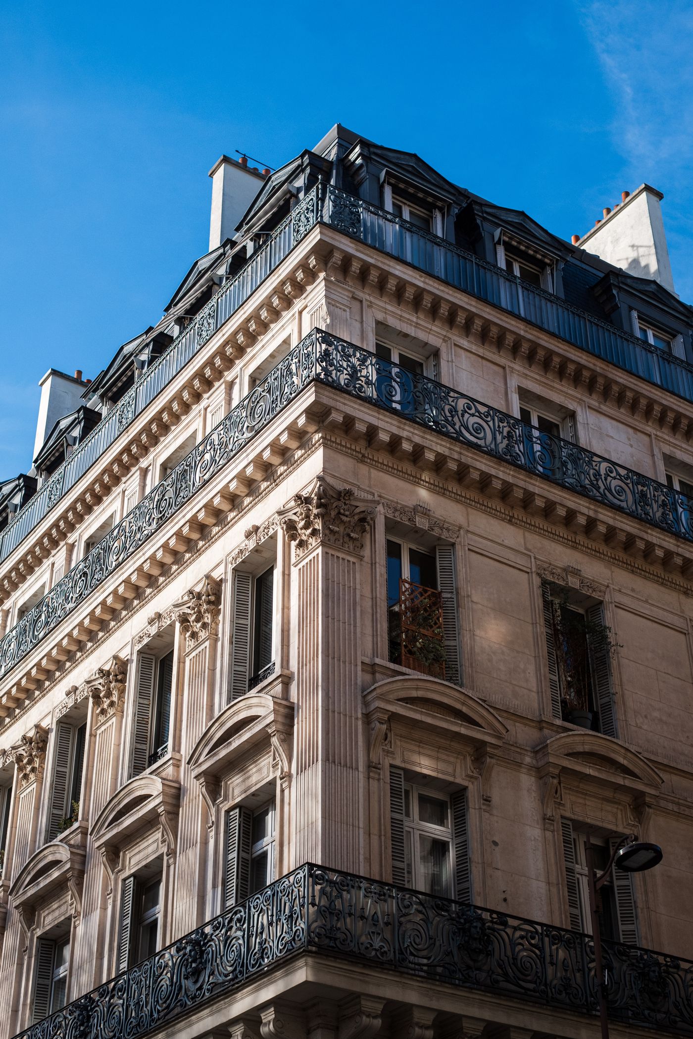 Angle d'un immeuble haussmannien à Paris au soleil